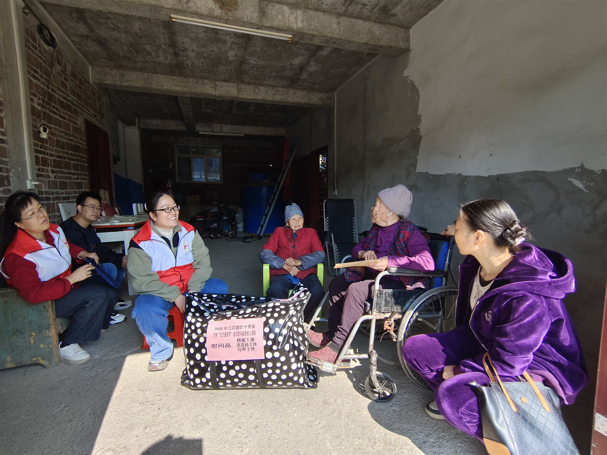 10月28日,三江侗族自治县红十字会常务副会长杨慧玲(左二)率慰问组到古宜镇古皂村开展“重阳节关爱困难老人”慰问活动._副本.jpg